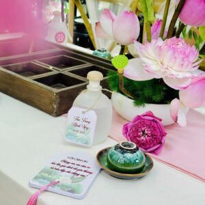 Bàn trà lễ ăn hỏi hoa sen hồng chai tag Thu Trang Minh Huy chén men xanh khay gỗ thẻ lời cảm ơn