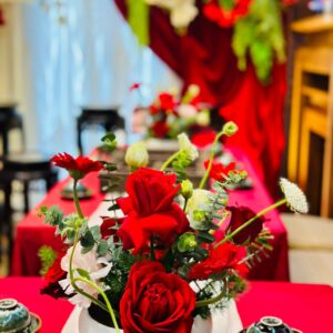 Bàn trà lễ ăn hỏi Phạm My runner đỏ hoa hồng đỏ bát gốm trắng chén men xanh