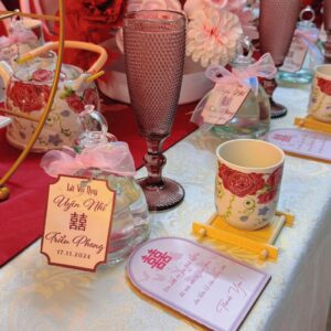 Bàn trà lễ vu quy ly tím mận cốc in hoa hồng thẻ tên Uyển Nhi Triều Phong lồng chim