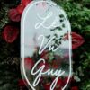Bảng acrylic bầu dục chữ Lễ vu quy giữa hoa đỏ lá xanh
