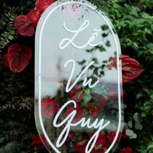 Bảng acrylic bầu dục chữ Lễ vu quy giữa hoa đỏ lá xanh