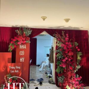 Bảng nhà có hỷ đỏ dọc đứng cạnh cổng rèm nhung đỏ tên Trung Dũng Lan Anh