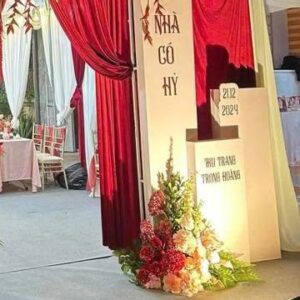 Bảng nhà có hỷ hai khối cột trắng chữ vàng đồng dọc tên Thu Trang Trọng Hoàng cổng rèm đỏ