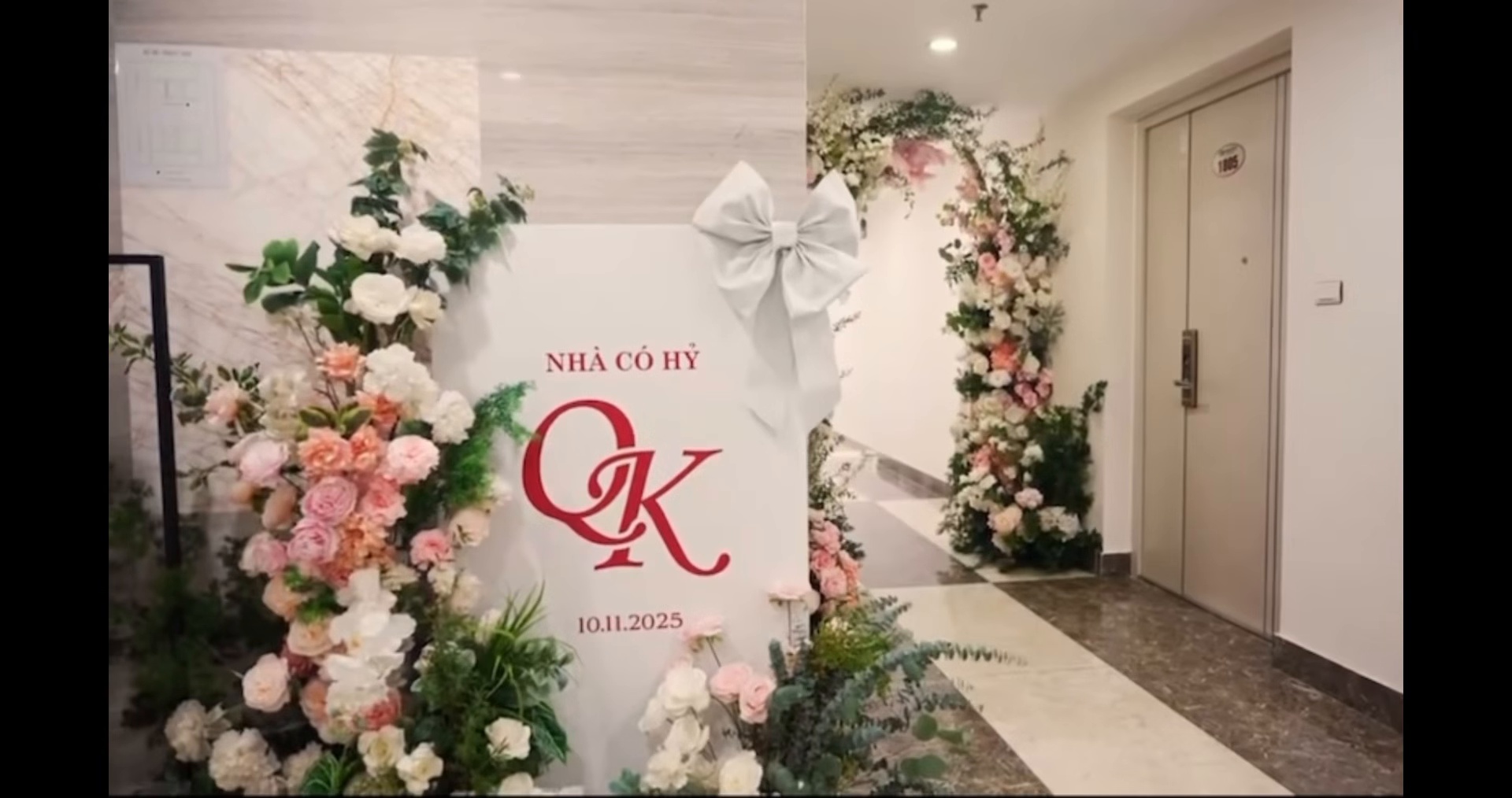 Bảng Nhà có hỷ monogram QK nơ trắng trụ hoa hồng pastel hành lang chung cư lễ ăn hỏi