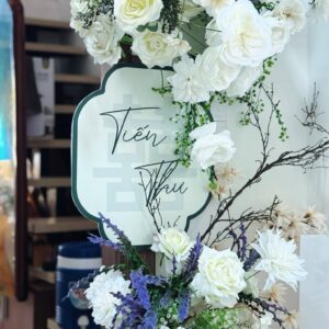 Bảng tên Tiến Thư chữ Hỷ chìm hoa trắng lavender