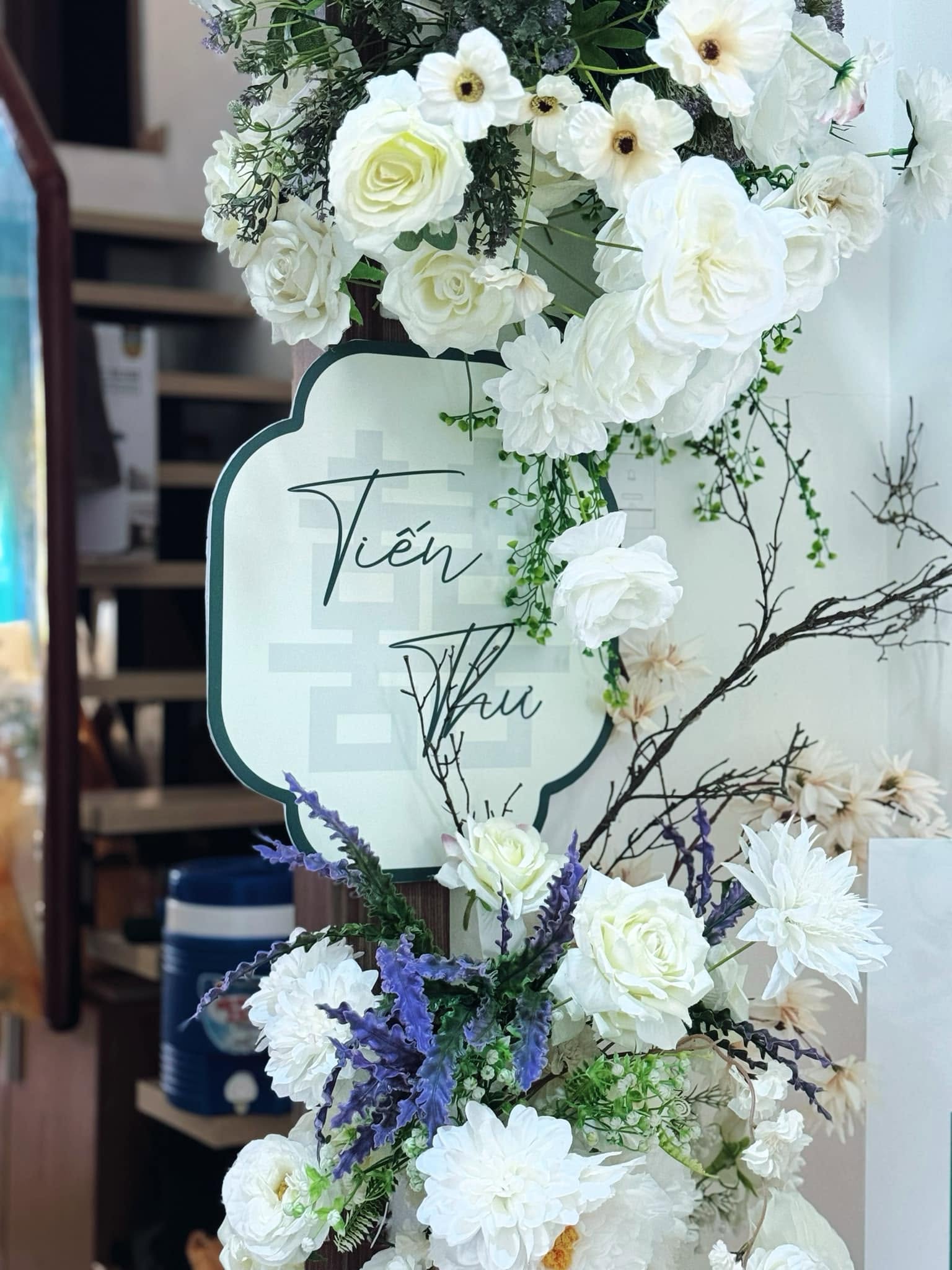 Bảng tên Tiến Thư chữ Hỷ chìm hoa trắng lavender
