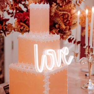 Bánh cưới ba tầng cam đào viền ren trắng neon love hoa khô