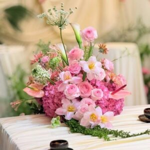 Bình hoa hồng hồng cẩm tú cầu lily hồng cắm thấp trên bàn trà gia tiên kem