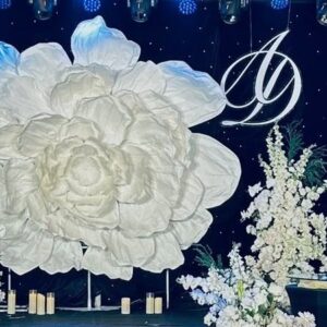 Cận bông mẫu đơn giấy trắng khổng lồ monogram AD phông sao navy hoa trắng nến