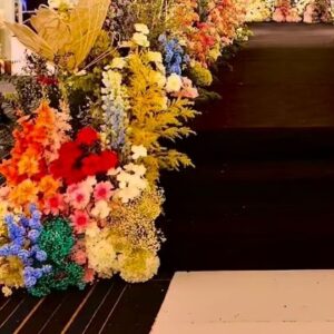 Cận cụm hoa nhiều màu cúc vàng phi yến xanh hồng đỏ đồng tiền cam dọc lối đi sân khấu cưới