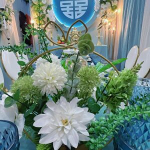 Cận hoa thược dược trắng cúc lá xanh ly thủy tinh xanh dương gia tiên xanh dương