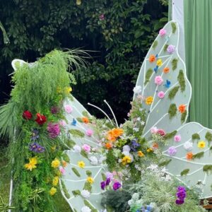 Cánh bướm phủ hoa và khối cỏ hoa vàng tím đỏ tiểu cảnh tiệc cưới ngoài trời