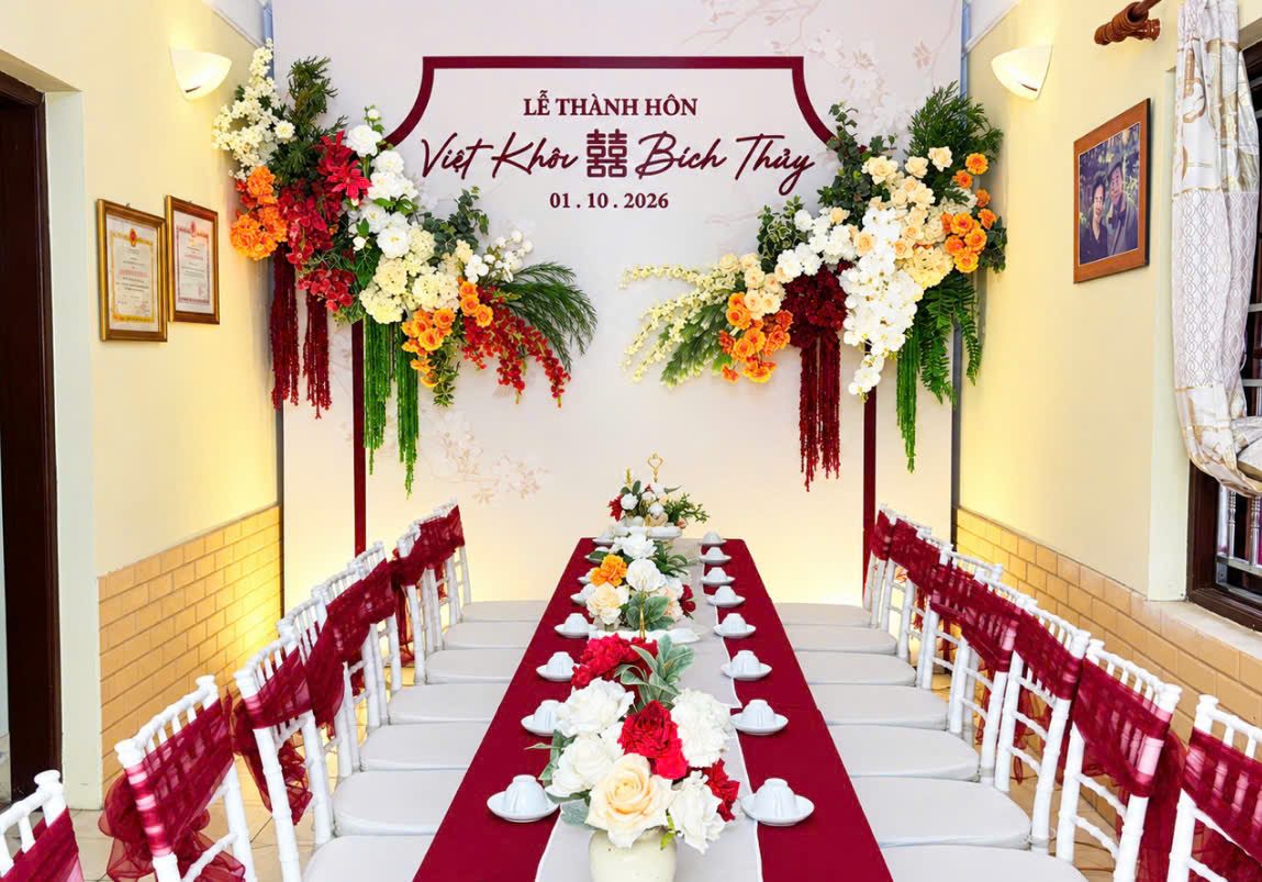 Cho thuê bàn ghế Đống Đa: bàn dài khăn đỏ, ghế Tiffany nơ voan đỏ tại lễ thành hôn Việt Khôi và Bích Thủy