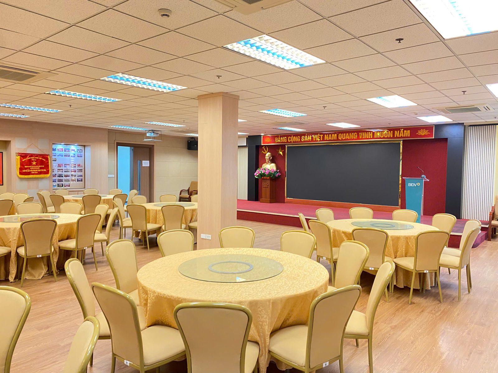 Cho thuê bàn ghế Hai Bà Trưng: bàn tròn khăn vàng, ghế nệm kem kê tại hội trường BIDV