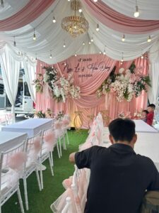 Cho thuê bàn ghế Hồng Hà: ghế Tiffany nơ voan hồng, bàn khăn trắng dưới rạp lễ ăn hỏi Ngọc Lê và Hiếu Dũng