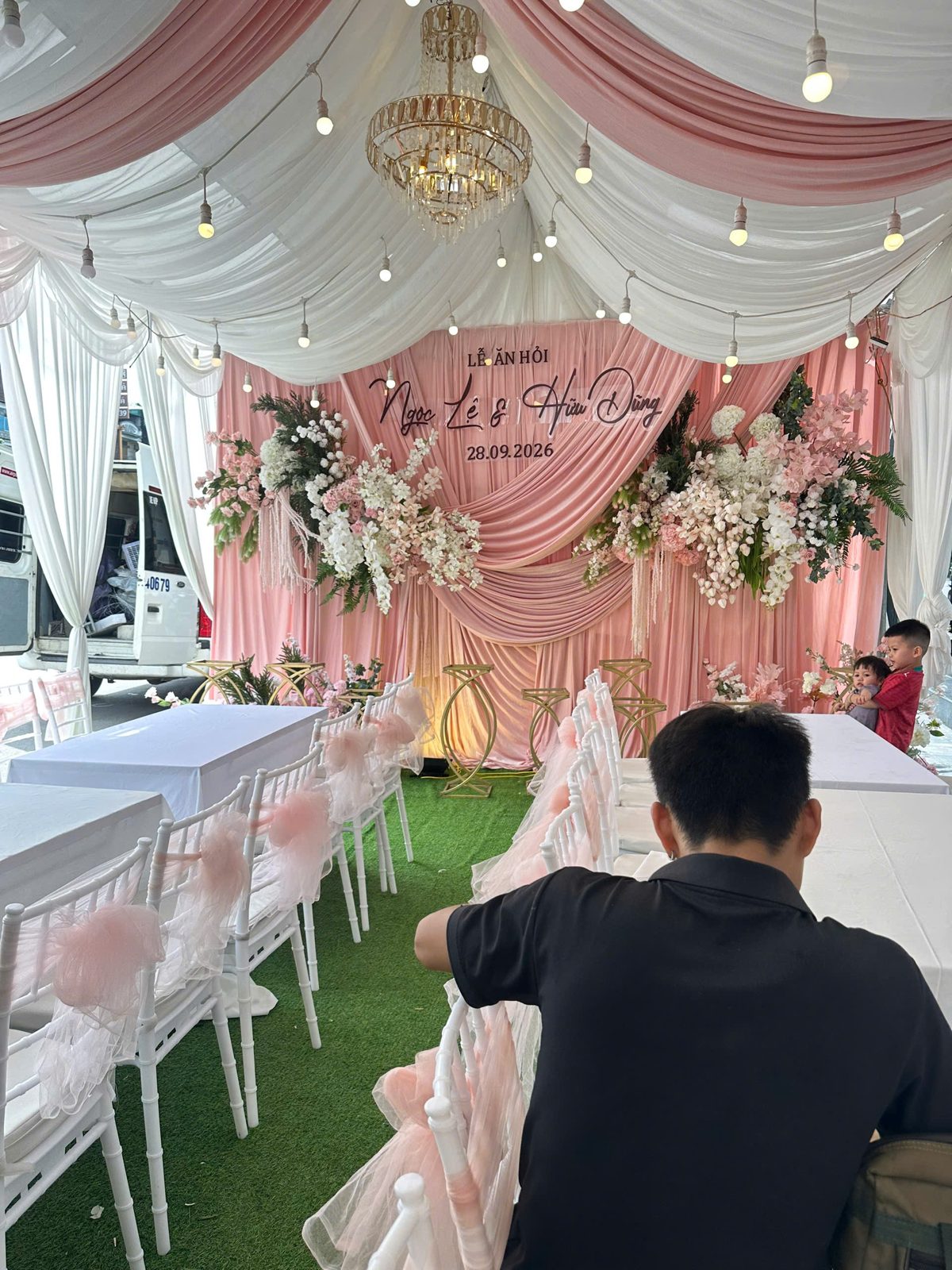 Cho thuê bàn ghế Hồng Hà: ghế Tiffany nơ voan hồng, bàn khăn trắng dưới rạp lễ ăn hỏi Ngọc Lê và Hiếu Dũng