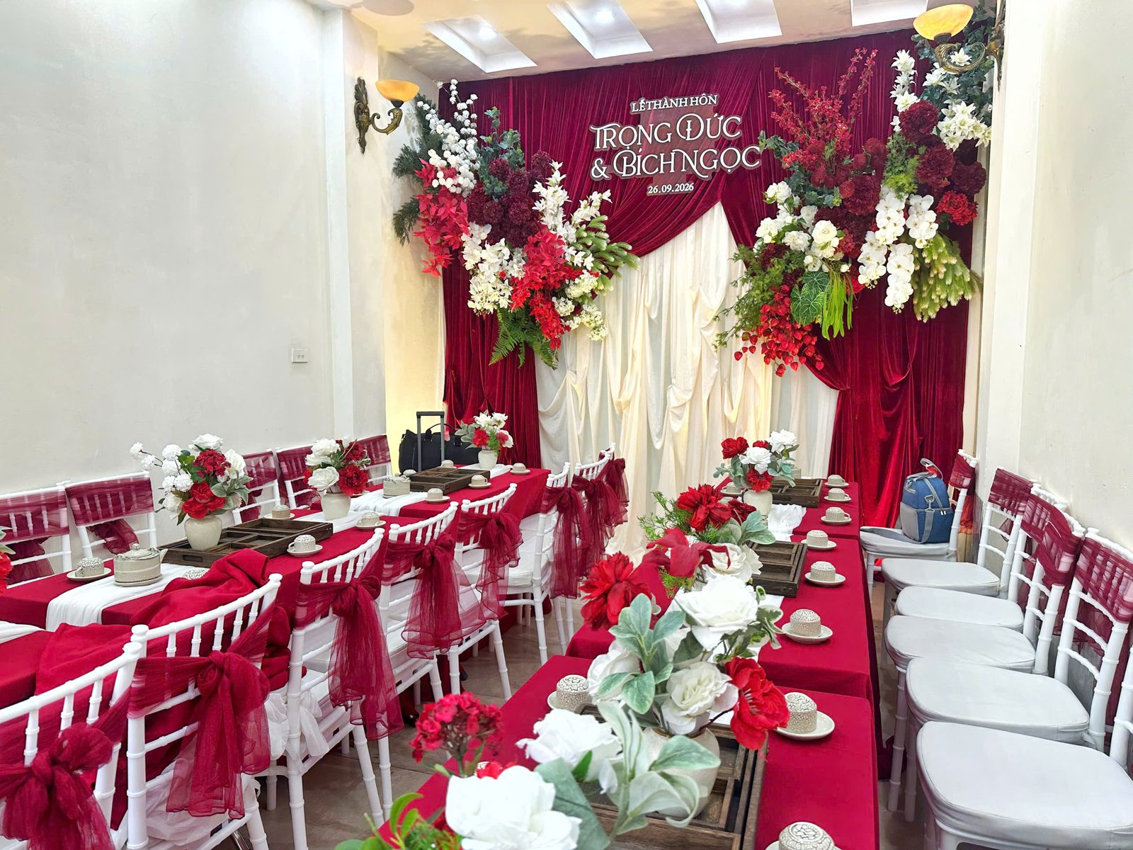 Cho thuê bàn ghế Thanh Xuân: bàn dài khăn đỏ, ghế Tiffany nơ voan đỏ tại lễ thành hôn Trọng Đức và Bích Ngọc