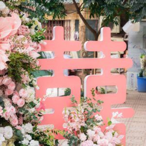 Chữ hỷ hồng cắt khối lớn giữa hoa hồng phấn trắng cổng hoa cưới