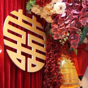 Chữ hỷ vàng lớn rèm nhung đỏ hoa đỏ hồng mận đèn mây trang trí gia tiên màu đỏ