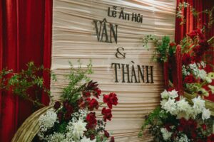 Chữ Lễ ăn hỏi Vân Thành màu đen trên vải kem xếp nếp nền nhung đỏ
