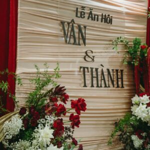 Chữ Lễ ăn hỏi Vân Thành màu đen trên vải kem xếp nếp nền nhung đỏ