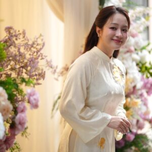 Chụp ảnh cô dâu áo dài ngày cưới chân dung áo dài kem thêu ánh sáng qua rèm voan