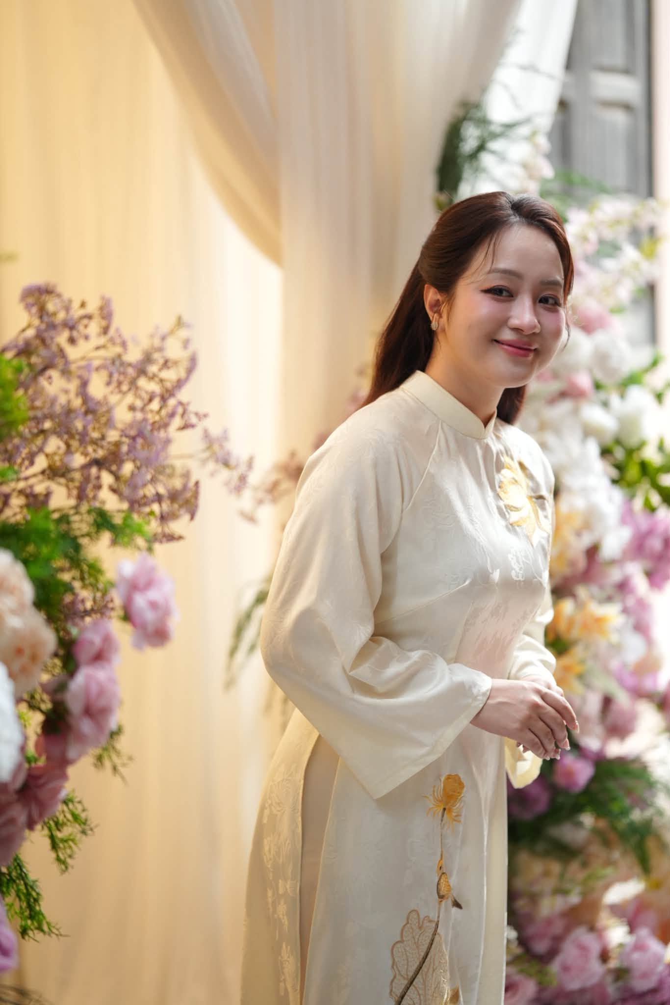 Chụp ảnh cô dâu áo dài ngày cưới chân dung áo dài kem thêu ánh sáng qua rèm voan