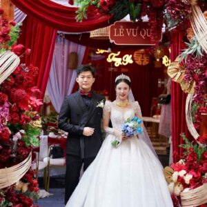Cô dâu chú rể trước cổng hoa Lễ vu quy nhung đỏ vòng nan tre lễ vu quy Thu Trang Trọng Hoàng