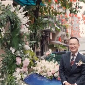 Cổng hoa cưới mặt phố cổ vải hồng kem monogram QK khối hoa trắng hồng xe hoa