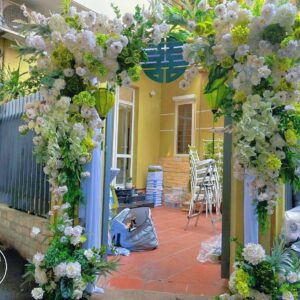 Cổng hoa cưới ngõ nhỏ hoa trắng xanh cốm bám cổng sắt chữ hỷ xanh ngọc
