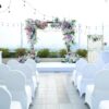 Cổng hoa tím hồng hai trụ trên bục trắng lễ cưới Linh Nguyễn Darcy Gomez