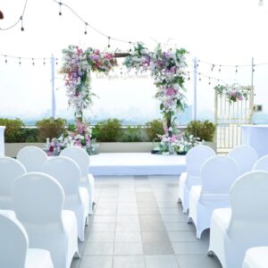 Cổng hoa tím hồng hai trụ trên bục trắng lễ cưới Linh Nguyễn Darcy Gomez