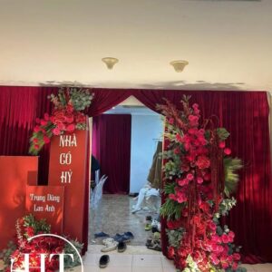Cổng rèm nhung đỏ bảng Nhà có hỷ Trung Dũng Lan Anh hoa đỏ hồng đèn hắt