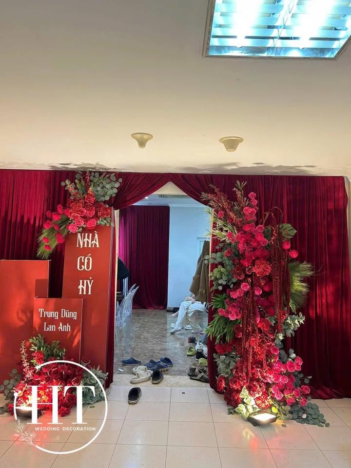 Cổng rèm nhung đỏ bảng Nhà có hỷ Trung Dũng Lan Anh hoa đỏ hồng đèn hắt