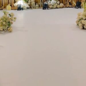 Cụm hoa hồng kem hoa baby và nến trụ hai bên lối đi trắng tiệc cưới