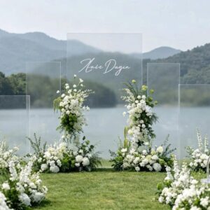 Đám cưới bên hồ backdrop tấm acrylic mờ xếp bậc tên cặp đôi trụ hoa trắng xanh ghế trong suốt núi