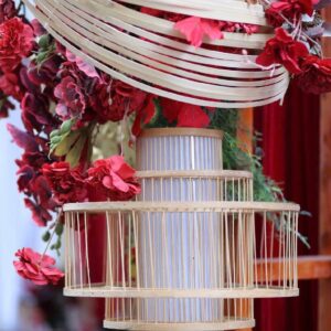 Đèn tre nhiều tầng vòng nan tre hoa đỏ cổng lễ vu quy