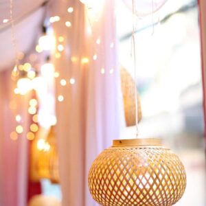 Đèn tre treo và dây đèn bokeh trang trí rèm voan