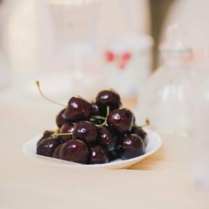 Đĩa cherry trên bàn trà khăn trắng lễ vu quy