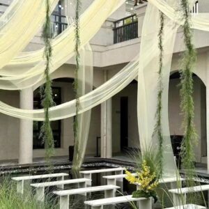 Ghế băng trắng đặt trên mặt nước sân biệt thự voan vàng dây lá xanh rủ trang trí tiệc cưới biệt thự