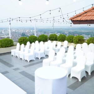 Ghế trắng xếp hàng dây đèn rooftop lễ cưới Linh Nguyễn Darcy Gomez