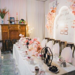 Gia tiên hồng đào trắng bàn dài ghế trong suốt lễ vu quy Quang Luân Ngọc Linh