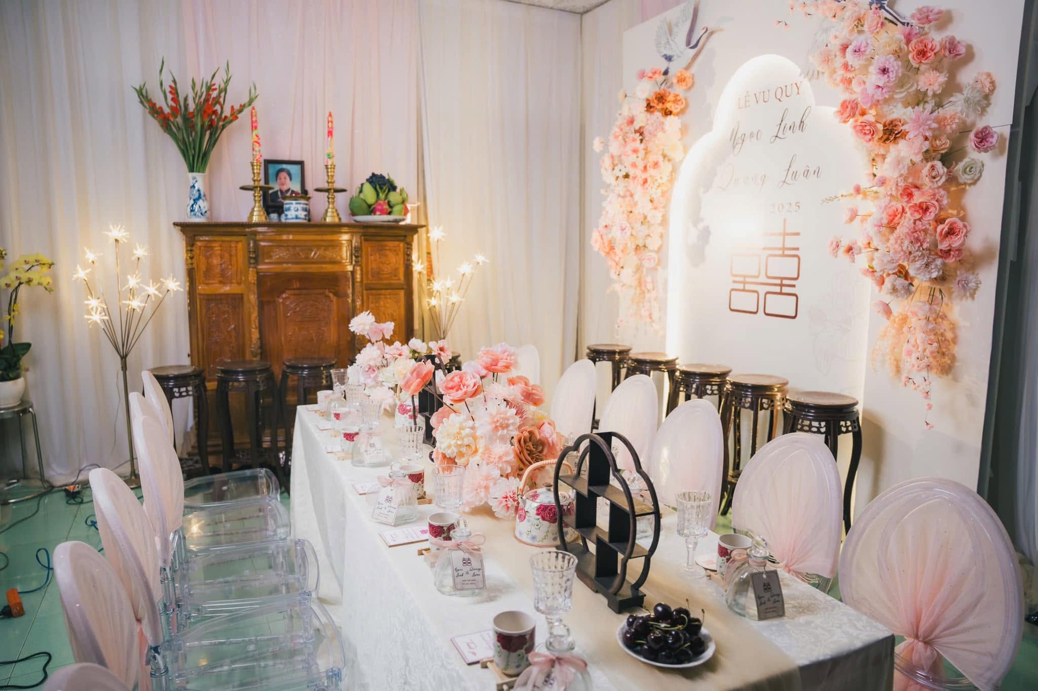 Gia tiên hồng đào trắng bàn dài ghế trong suốt lễ vu quy Quang Luân Ngọc Linh