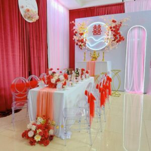 Gia tiên phông trắng chữ hỷ neon trắng rèm nhung đỏ bàn hai họ ghế trong suốt nơ đỏ
