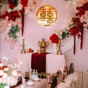 Gia tiên tròn hồng phấn chữ hỷ vàng vòng đèn hoa hồng đỏ dền đỏ rủ lư đồng runner nhung đỏ