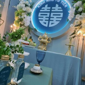 Gia tiên xanh dương vòng tròn viền đèn chữ hỷ trắng Kính nhớ tổ tiên hoa trắng lư đồng