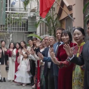 Hai họ vẫy tay chào trong ngõ nhỏ lễ thành hôn Hoài Trung Mai Chi