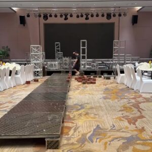 Hậu trường trang trí sảnh cưới đặt bục catwalk nối dài giữa sảnh khách sạn