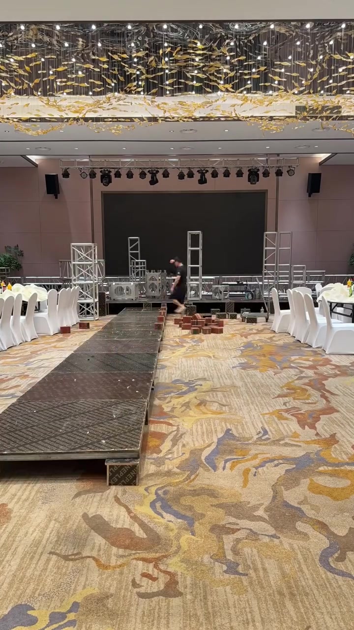 Hậu trường trang trí sảnh cưới đặt bục catwalk nối dài giữa sảnh khách sạn