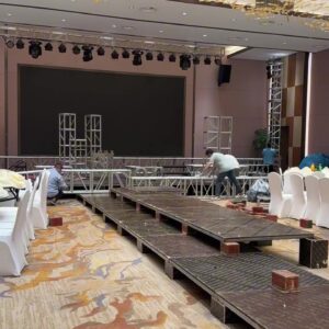 Hậu trường trang trí sảnh cưới dựng khung giàn nhôm sân khấu nối bục rộng